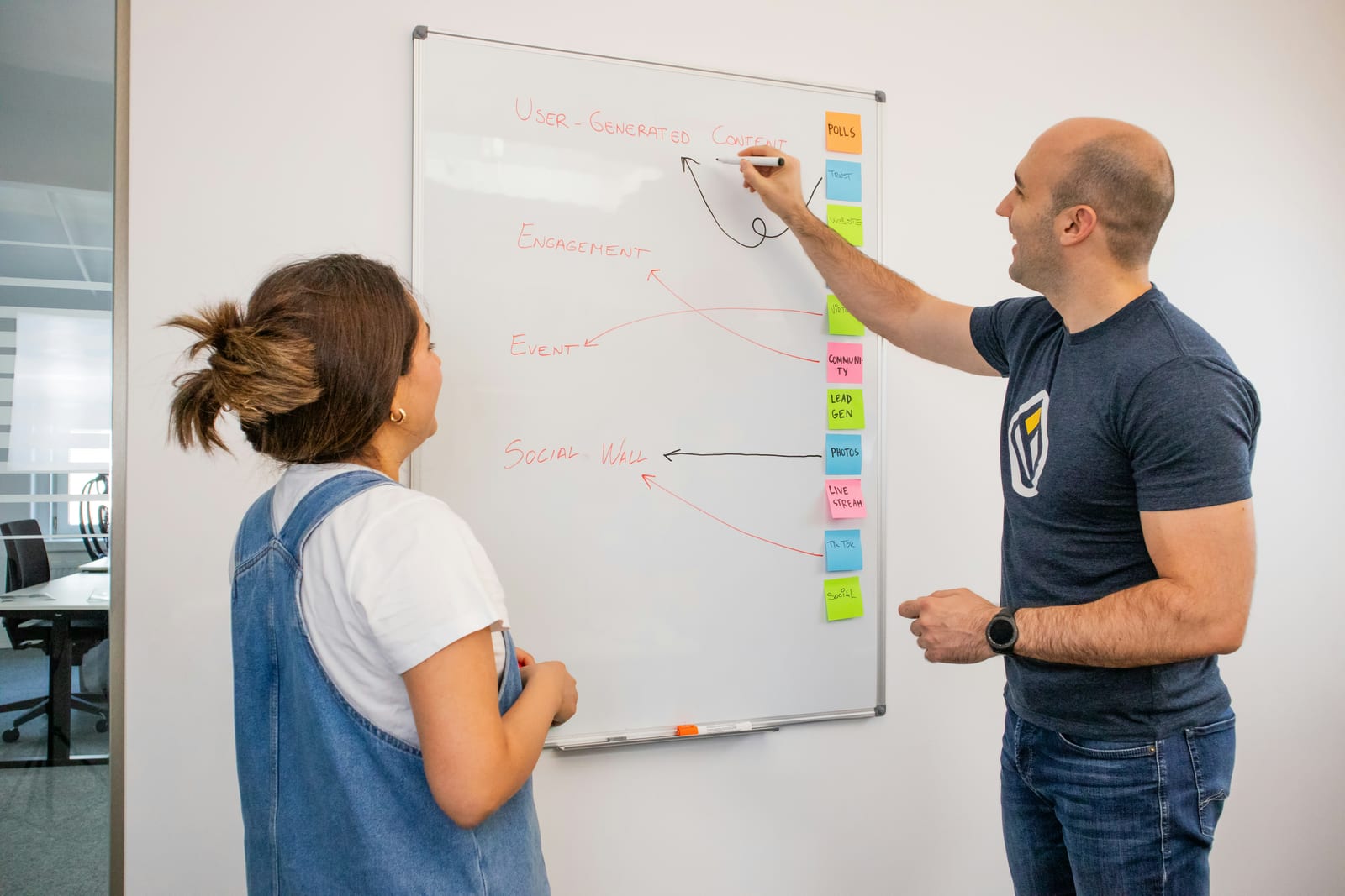 Sessão de treinamento de habilidades de comunicação com participantes praticando técnicas de fala